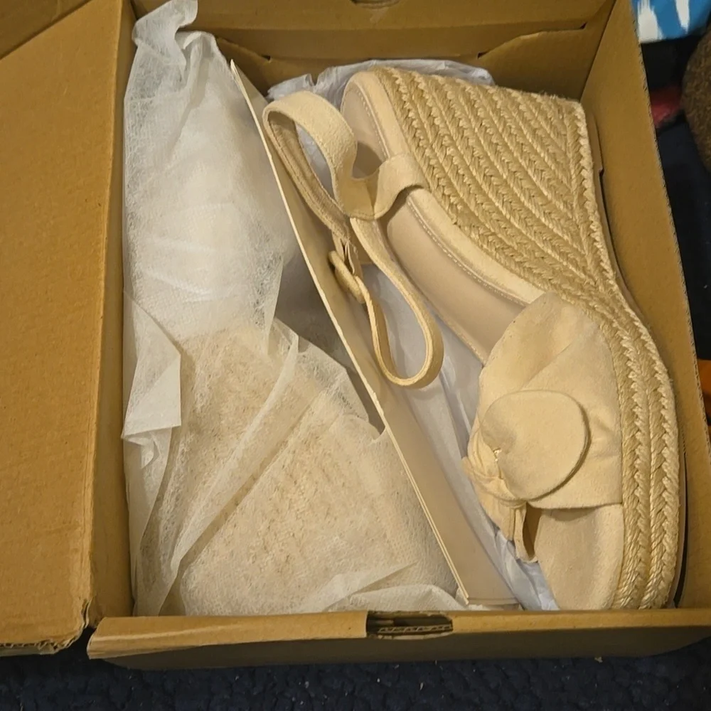 NWT Coutgo Women's Peep Toe Wedges